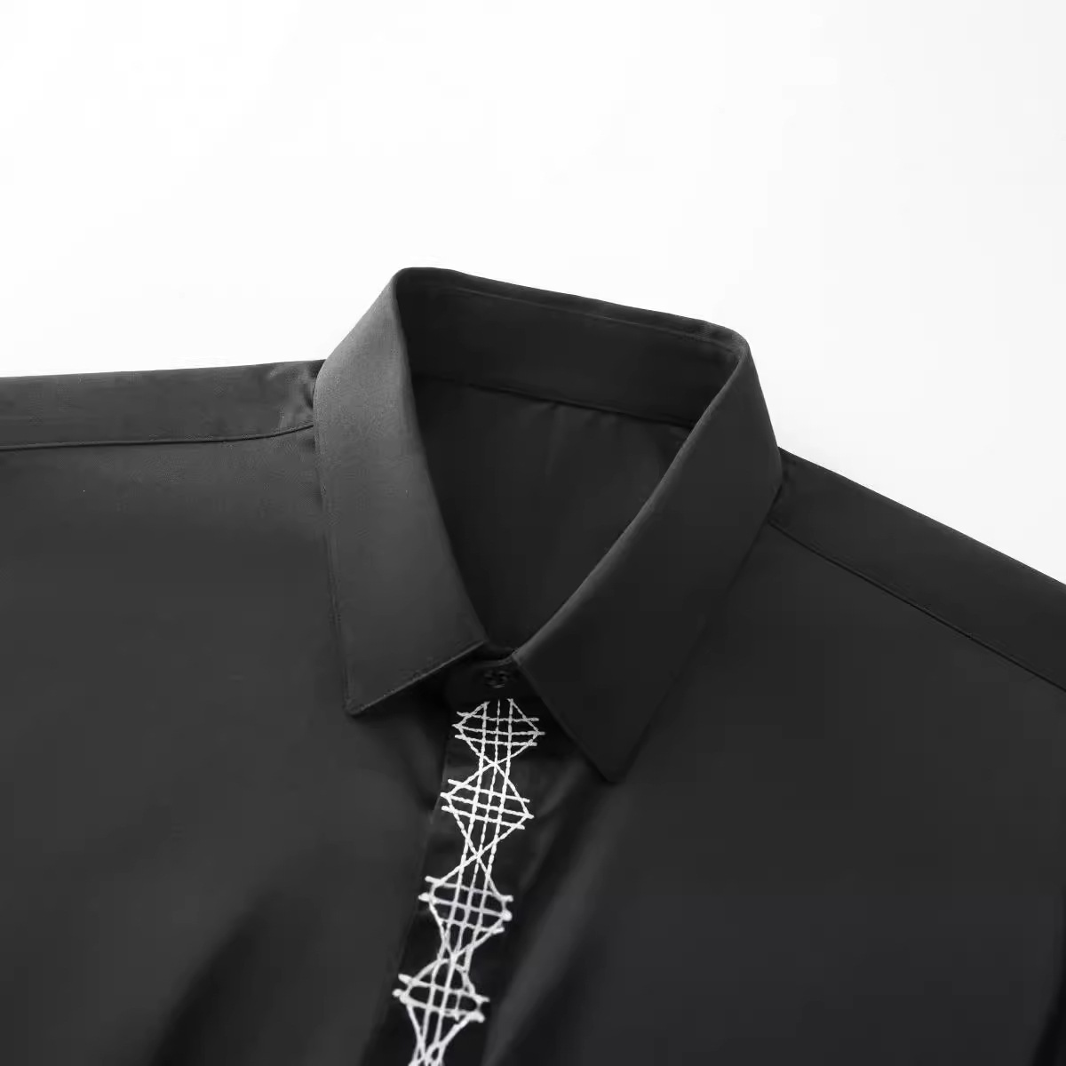 Autumn and Winter New Product: - огляд і ціна Embroidery On Black Shirt